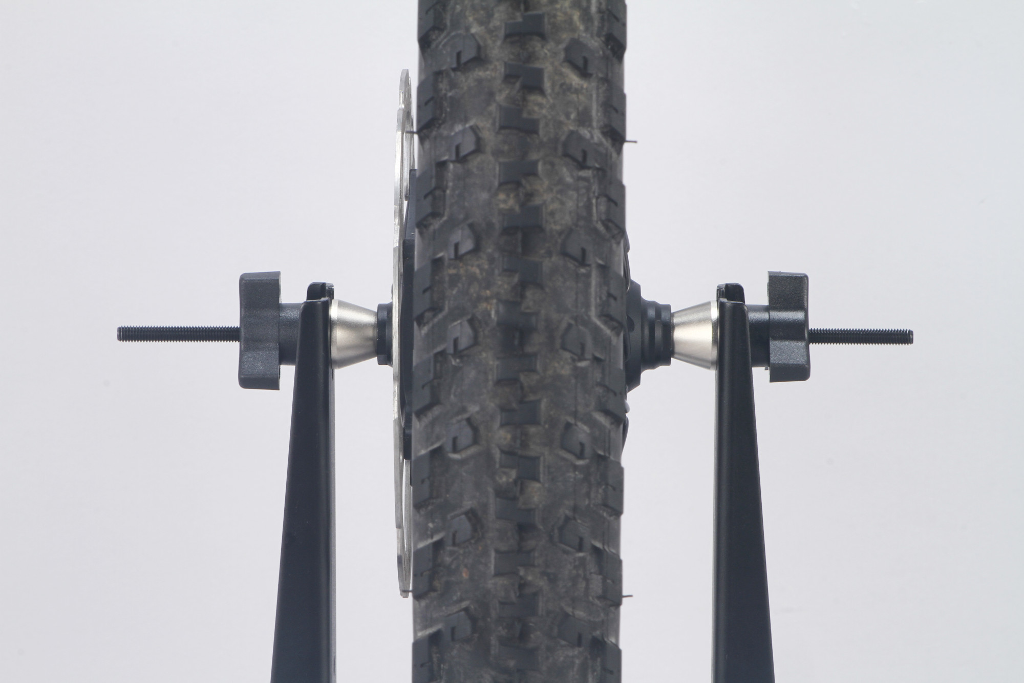 Стенд для регулирования "ВОСЬМЕРКИ" BIKE HAND YC-512N-TA